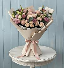 Букет цветов из:  Розы и Лизиантусы в Алакуртти