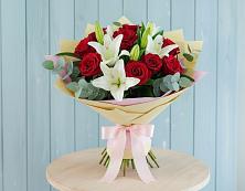 Букет цветов из:  Лилии и Розы в Алакуртти