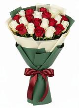 Букет Микс из красных и белых роз в Алакуртти