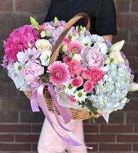 Композиция солнечный день в Алакуртти Цветочная композиция из Розы, Хризантемы, Пионы и Лизиантусы в корзине в Алакуртти