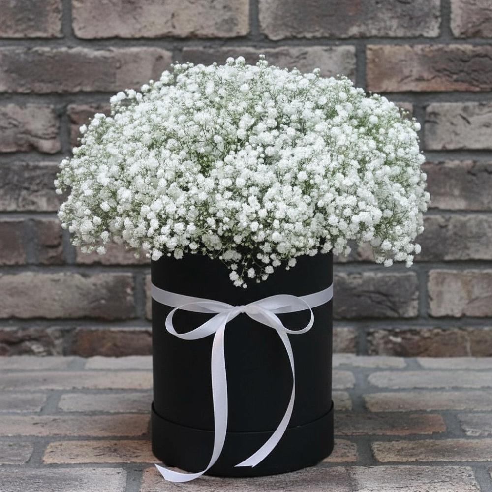 Цветочная композиция из Гипсофила в шляпной коробке в Алакуртти