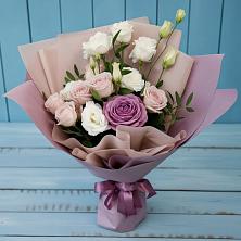 Букет цветов из:  Розы и Лизиантусы в Алакуртти