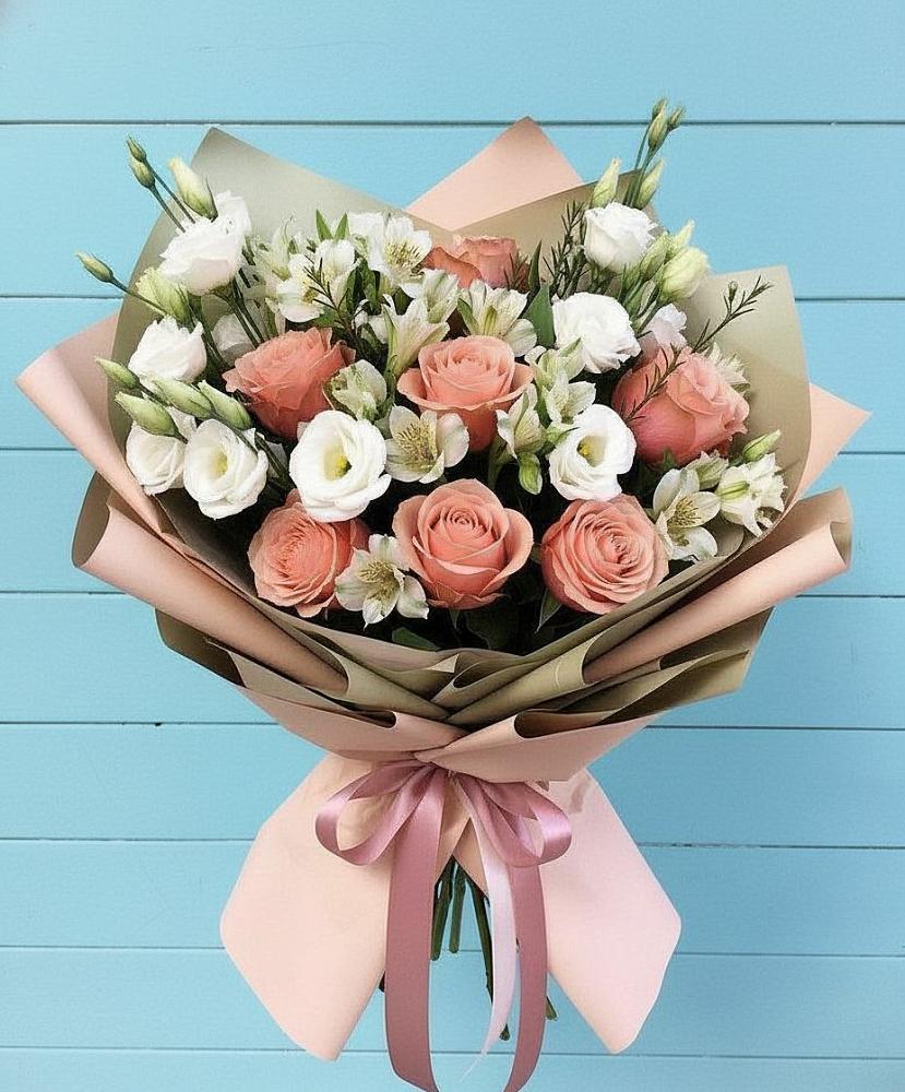 Букет цветов из: Розы, Альстромерии и Лизиантусы в Алакуртти