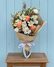 Букет цветов из:  Альстромерии, Лизиантусы, Розы и Хризантемы в Алакуртти