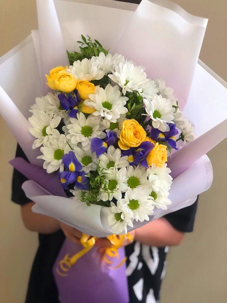 Букет цветов из: Ирисы, Хризантемы и Розы в Алакуртти