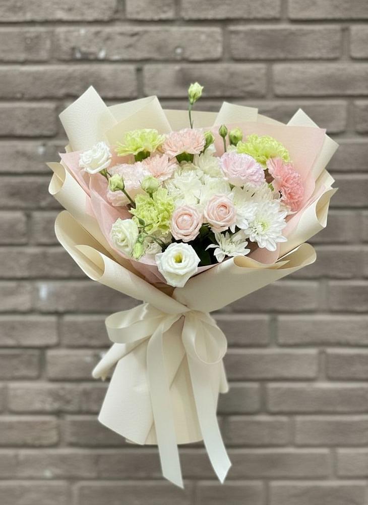 Букет цветов из: Гвоздики, Розы, Лизиантусы и Хризантемы в Алакуртти
