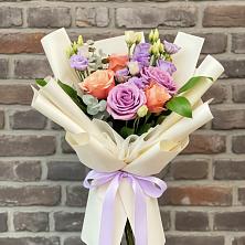 Букет цветов из:  Лизиантусы и Розы в Алакуртти