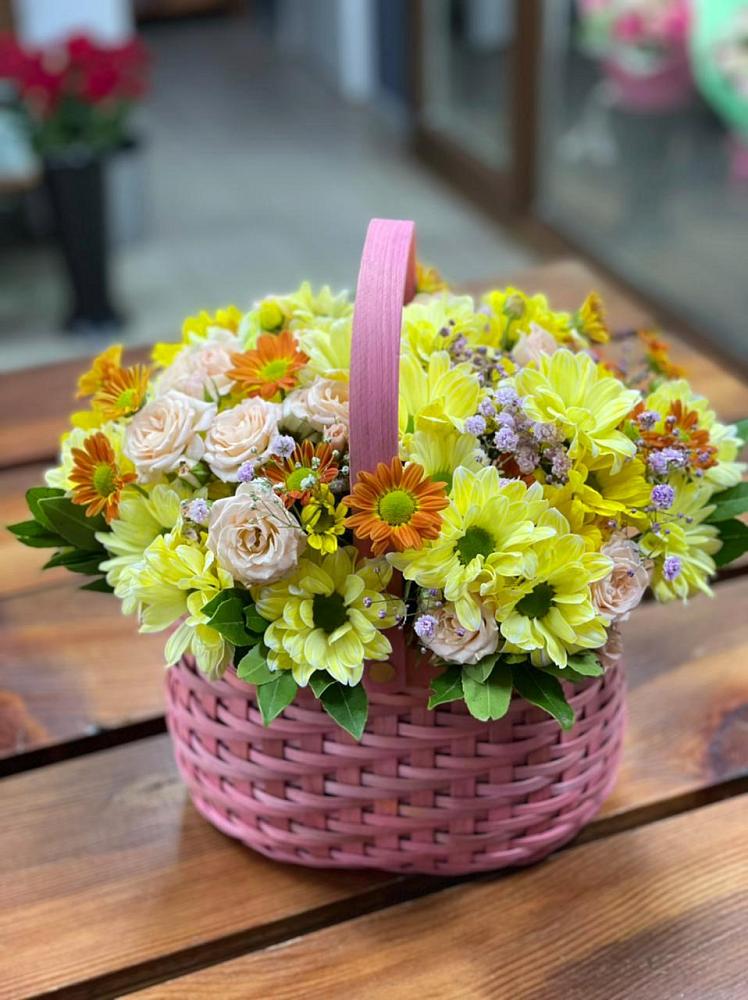 Цветочная композиция из Хризантемы и Розы в корзине в Алакуртти