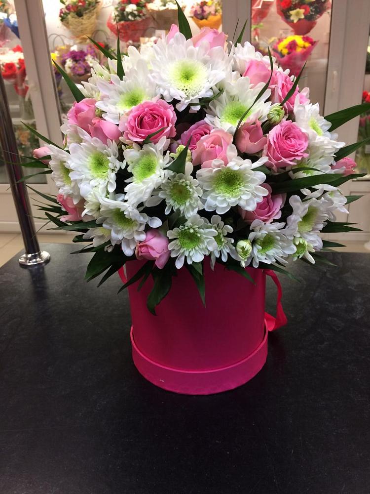 Цветочная композиция из Розы и Хризантемы в шляпной коробке в Алакуртти