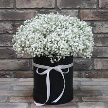 Цветочная композиция из Гипсофила в шляпной коробке в Алакуртти