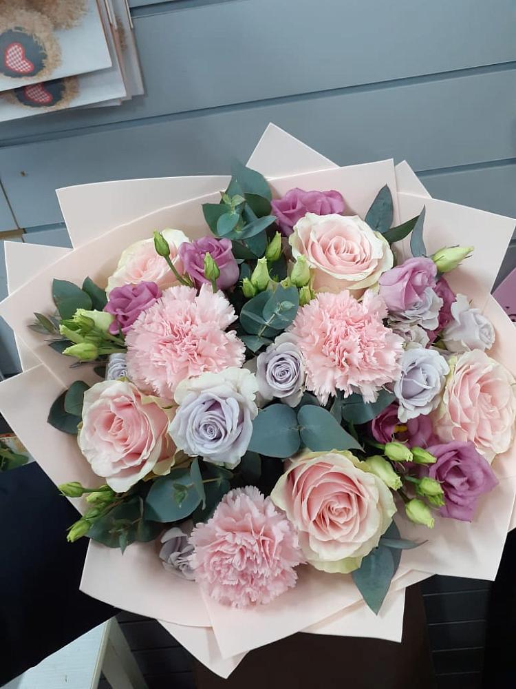 Букет цветов из: Розы, Гвоздики и Лизиантусы в Алакуртти