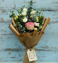 Букет цветов из:  Розы и Лизиантусы в Алакуртти