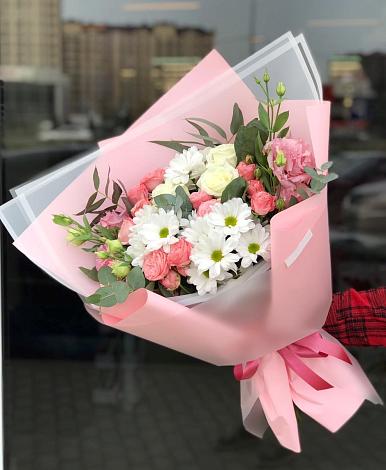Букет цветов из: Розы, Лизиантусы и Хризантемы в Алакуртти