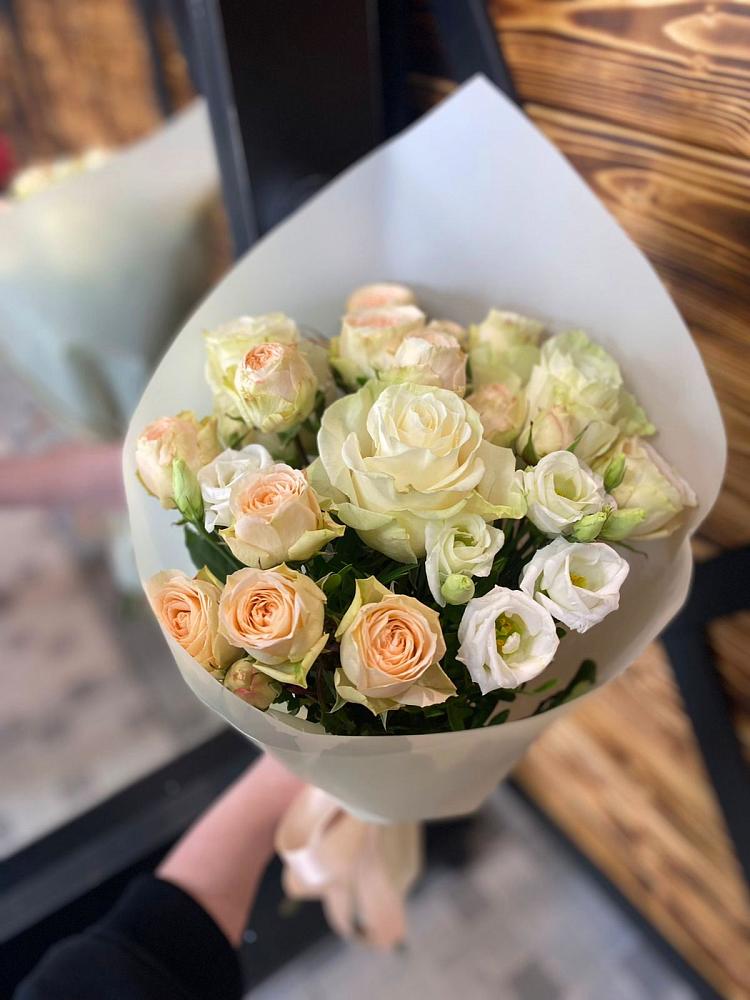 Букет цветов из: Розы и Лизиантусы в Алакуртти